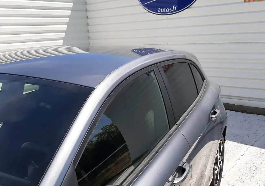 Vue plongeante côté droit sur la partie arrière d'une MG3 1.5L Hybrid+ 195CH Luxury en gris métallisé Hampstead.