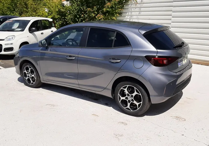 Vue 3/4 arrière droite d'une MG3 1.5L Hybrid+ gris métallisé Hampstead avec jantes alliage et vitres teintées.