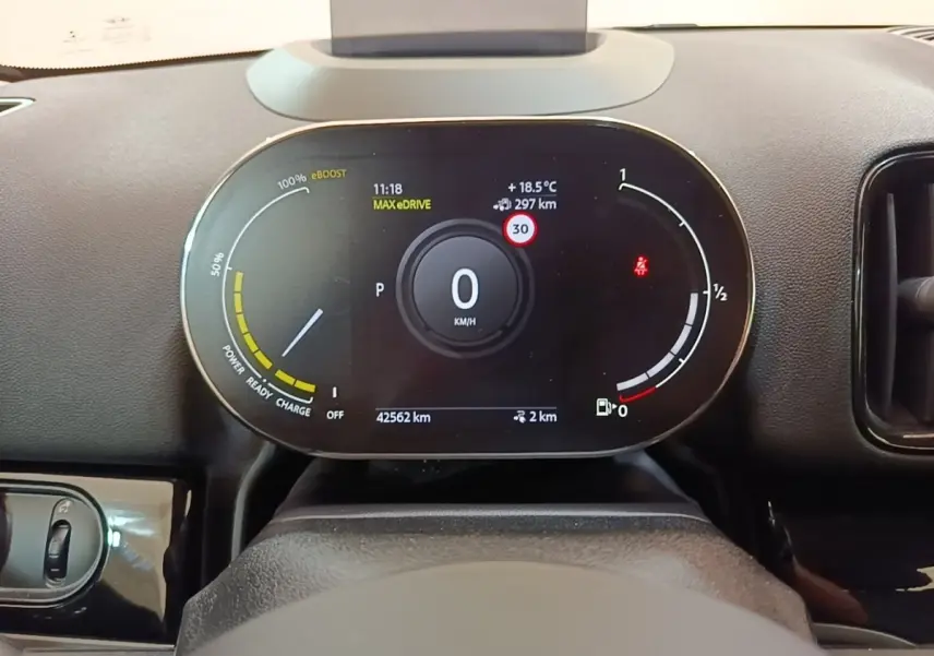 Tableau de bord numérique du MINI Countryman Cooper SE, affichage vitesse et autonomie, vue frontale intérieure.