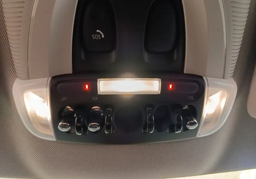 Plafonnier intérieur avec commandes chromées et éclairage activé du MINI Countryman Cooper SE gris clair, vue de dessous.