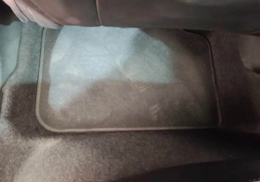 Tapis de sol gris foncé dans l'habitacle d'un MINI Countryman Cooper SE hybride rechargeable, vue du plancher côté passager.