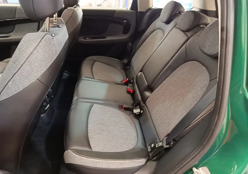Vue intérieure côté droit sur la banquette arrière bi-matière grise et noire du MINI Countryman hybride rechargeable.