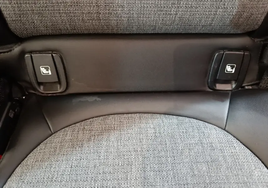 Détail des fixations ISOFIX sur siège arrière en tissu gris clair du MINI Countryman hybride rechargeable.