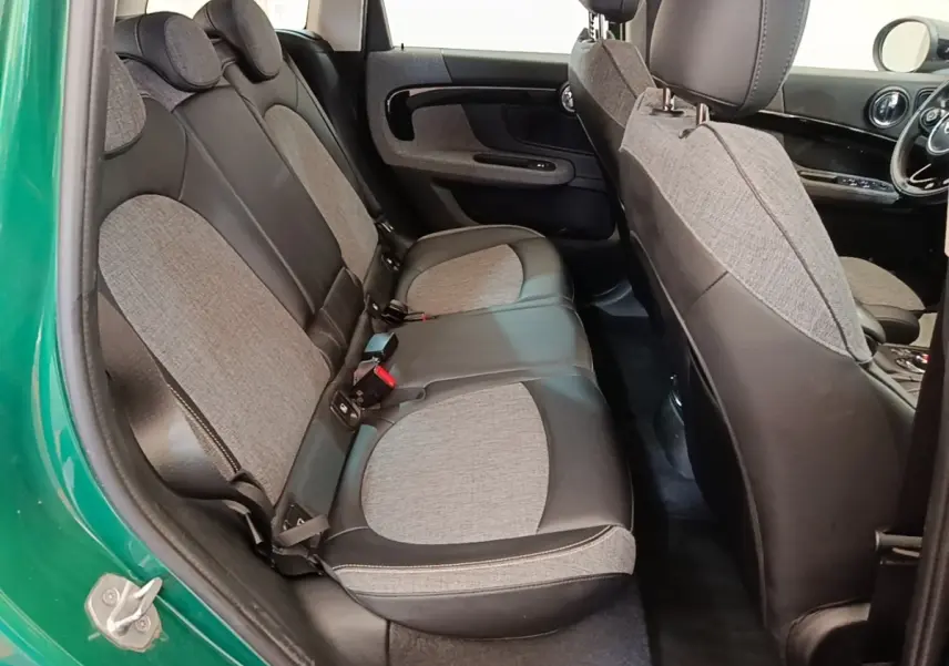 Vue intérieure du siège arrière côté gauche d'une MINI Countryman avec sellerie tissu et cuir gris.