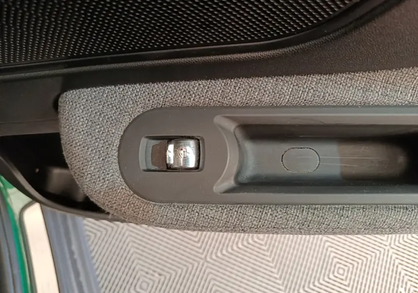 Détail de la poignée intérieure en tissu gris clair du MINI Countryman Cooper SE vue de dessus.