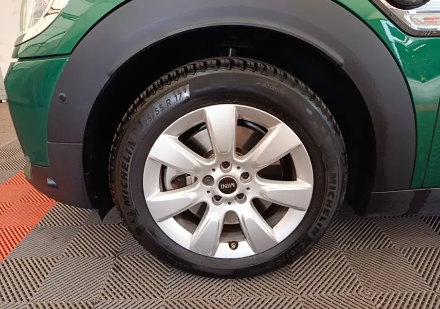 Gros plan sur la roue avant gauche d'une MINI Countryman verte avec jante argentée et pneu Michelin.