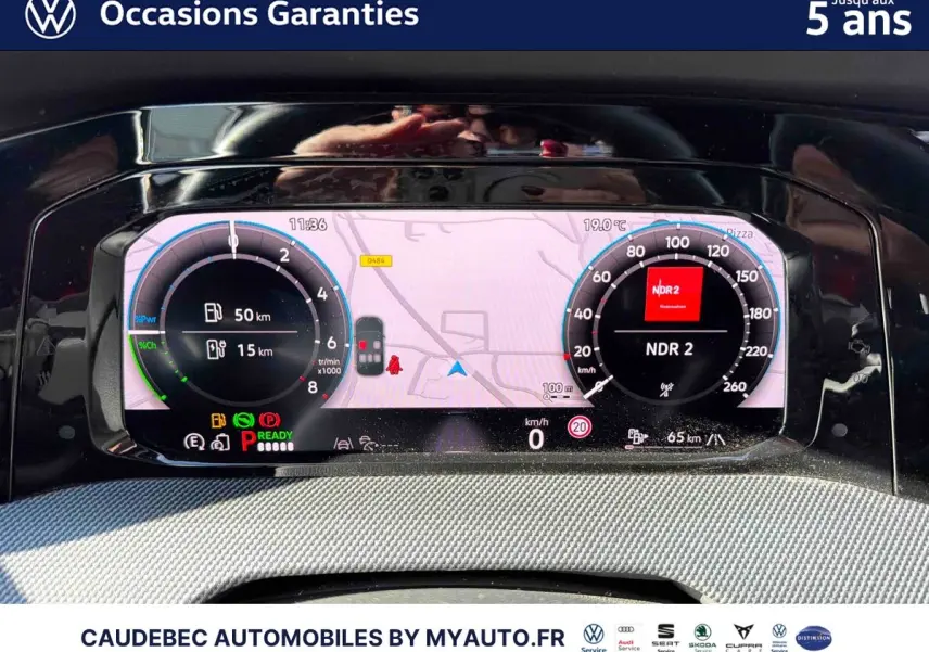Vue rapprochée du tableau de bord digital de la Volkswagen Golf 1.5 eHybrid 2025, affichage navigation et compteurs numériques.