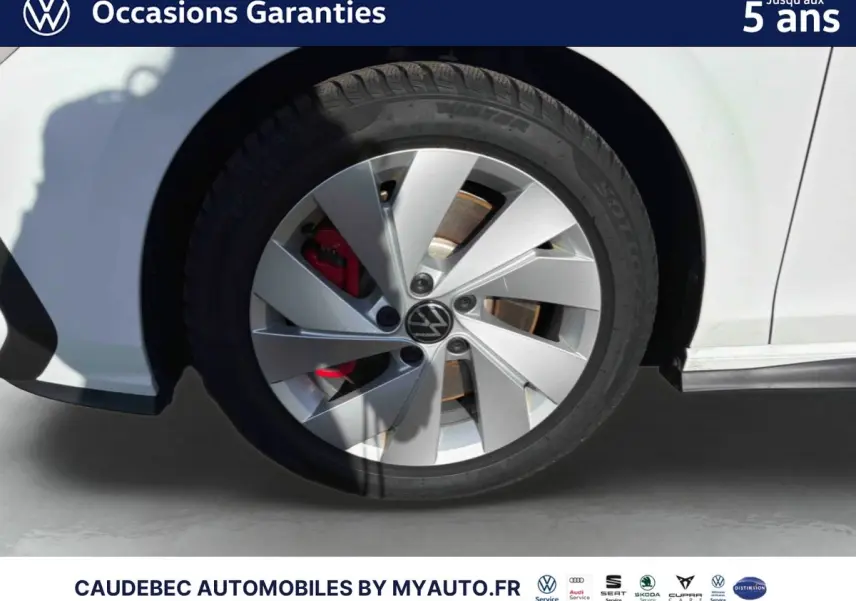 Gros plan sur la roue avant gauche d'une Volkswagen Golf 1.5 eHybrid blanche avec jante alliage 17'' Richmond et étrier de frein rouge.