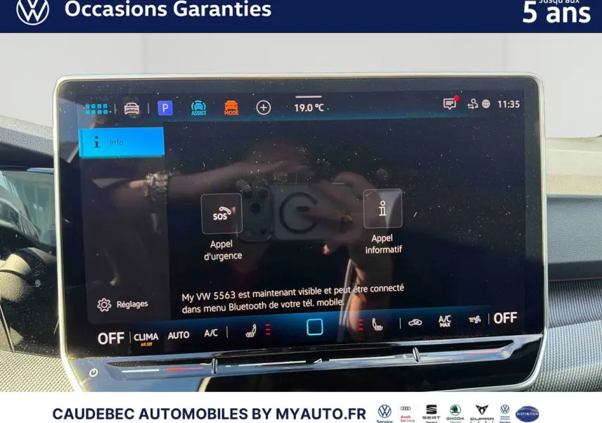 Écran tactile du système d'infodivertissement de la Volkswagen Golf 1.5 eHybrid 272 DSG6, vue intérieure frontale.