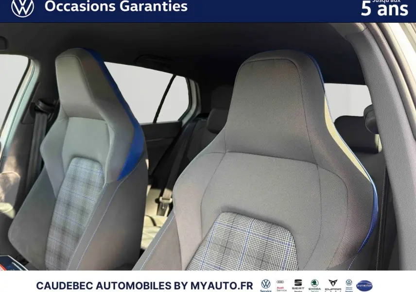 Gros plan sur les sièges avant gris et à motif écossais bleu de la Volkswagen Golf 1.5 eHybrid 2025, vue intérieure côté droit.