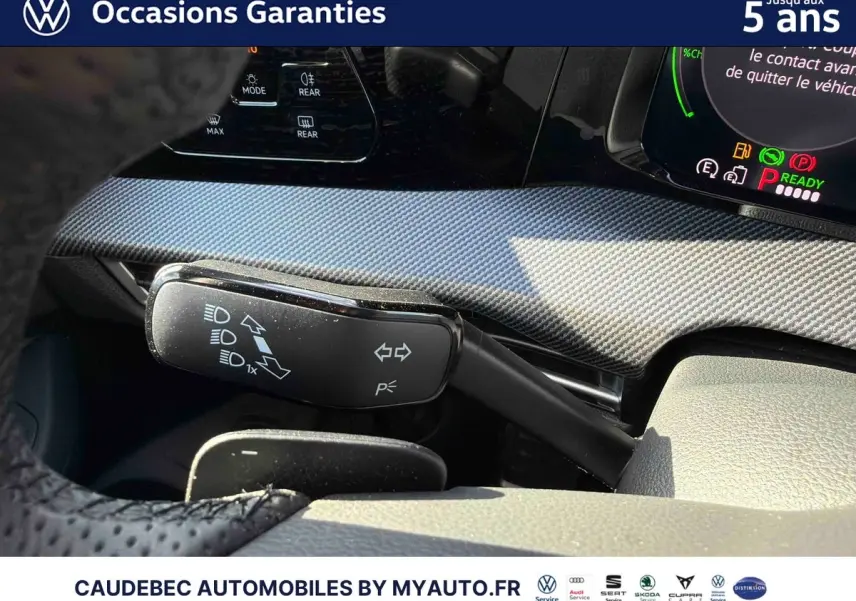 Détail intérieur du levier de clignotant et tableau de bord carbone d’une Volkswagen Golf 1.5 eHybrid 2025.