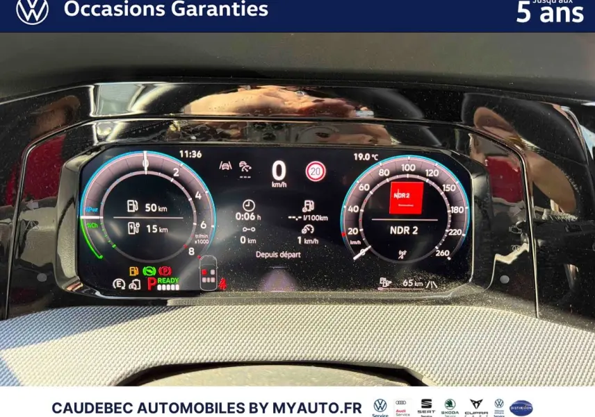 Tableau de bord digital de Volkswagen Golf 1.5 eHybrid 272 DSG6 affichant vitesse, autonomie et température, vue de face.