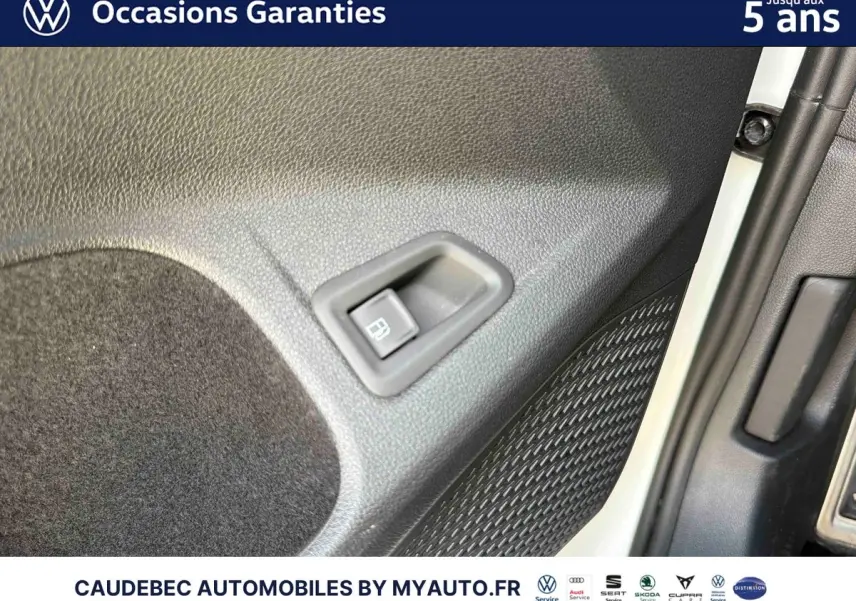 Détail de la commande de verrouillage des portes côté conducteur d'une Volkswagen Golf 1.5 eHybrid blanche, vue intérieure.