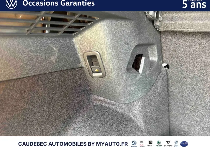 Détail intérieur du coffre arrière de la Volkswagen Golf 1.5 eHybrid 2025, montrant un crochet d’arrimage côté droit.