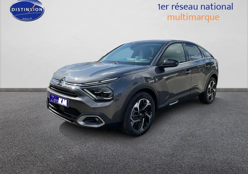 Citroën C4 gris platinium métal en 3/4 avant droit, avec jantes bi-ton et lignes modernes soulignées.