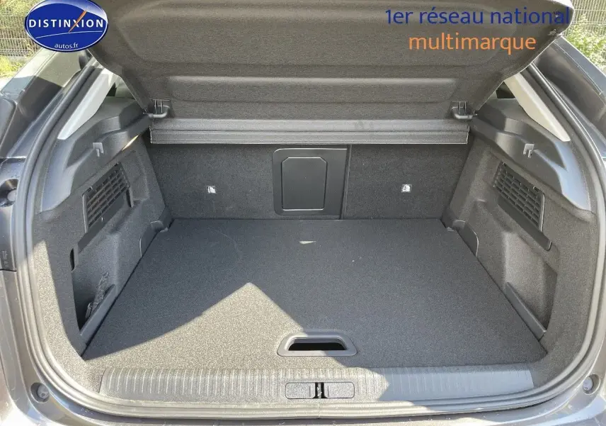 Coffre ouvert vu de l'arrière d'une Citroën C4 gris platinium métal, montrant un espace de chargement propre et spacieux.