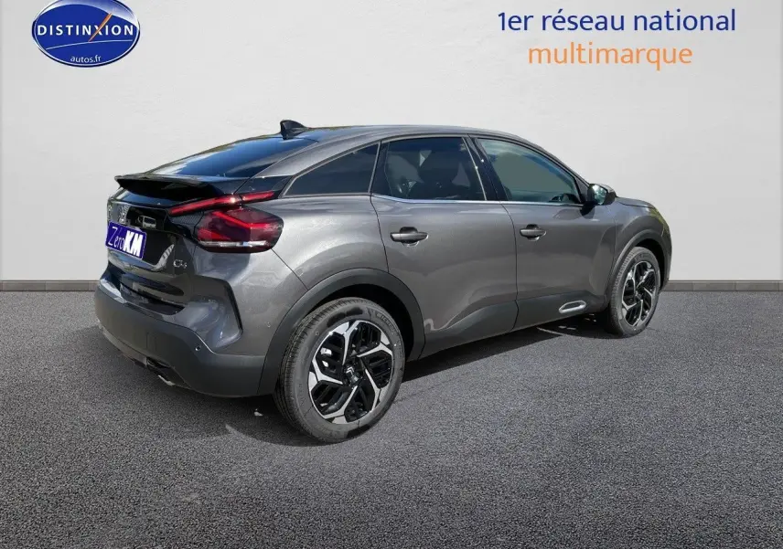 Citroën C4 gris platinium métal vue 3/4 arrière droit, avec jantes noires et toit noir contrasté.