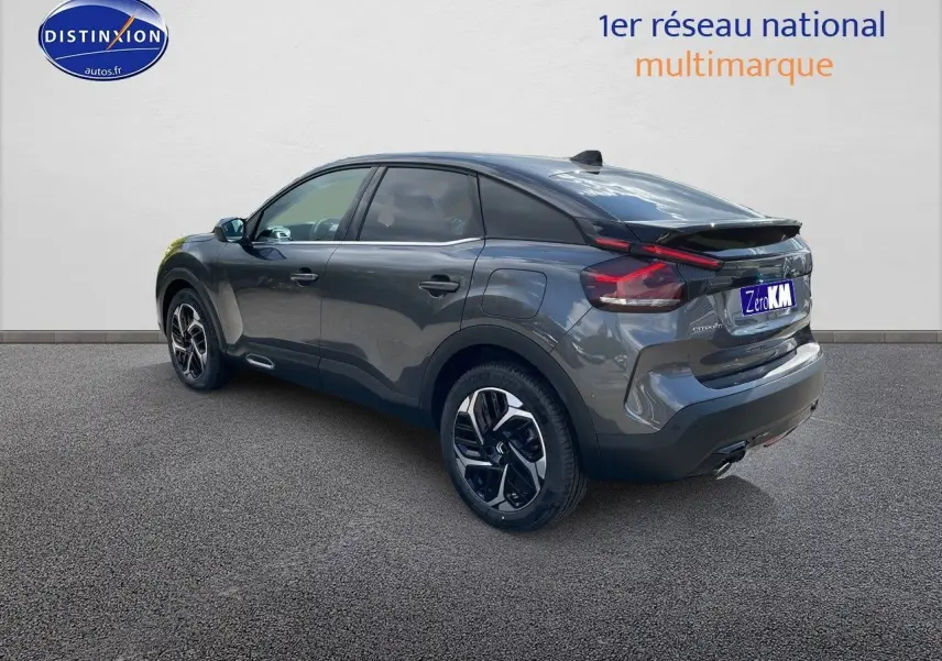 Vue 3/4 arrière droite d'une Citroën C4 2024 gris platinium métal avec jantes biton et feux LED distinctifs.