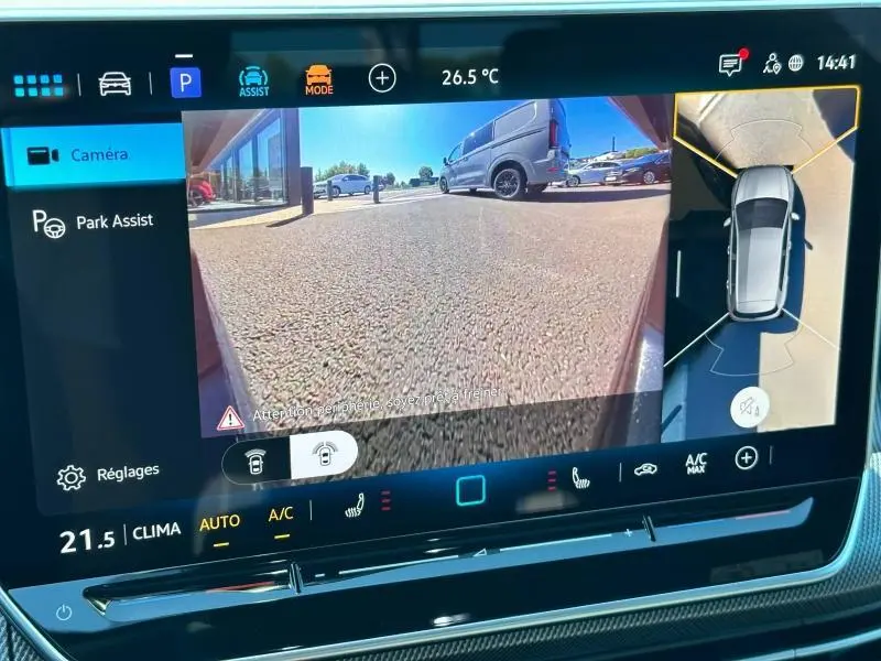 Affichage de la caméra de recul et de l'assistance au stationnement sur l'écran tactile de la Volkswagen Golf noire 2025 R-Line Edition.