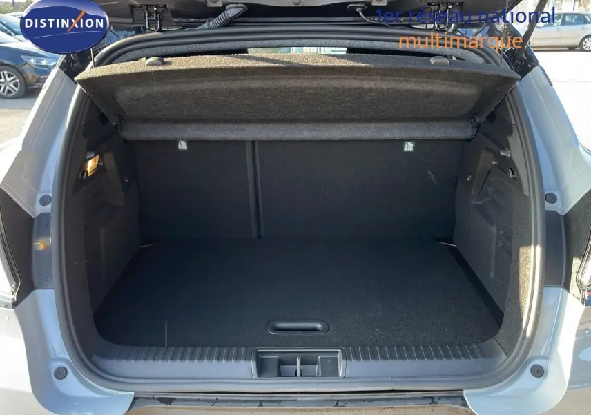 Coffre ouvert vu de l'arrière d'un Renault Captur E-Tech hybride gris Rafale métal avec toit noir.