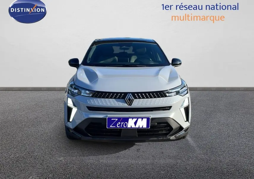 Vue frontale du Renault Captur E-Tech hybride 2025 gris rafale métal avec toit noir et éclairage LED distinctif.