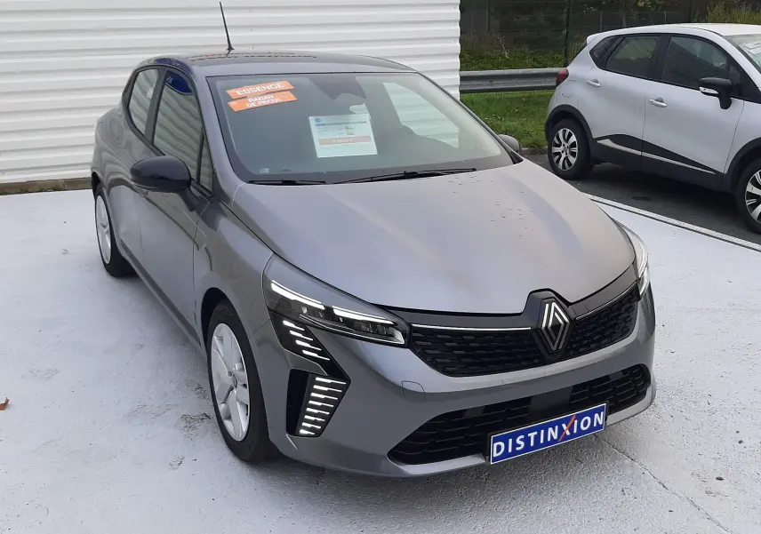 Renault Clio V E-Tech Full Hybrid 145 Evolution gris schiste vue 3/4 avant avec feux LED distinctifs et calandre noire.