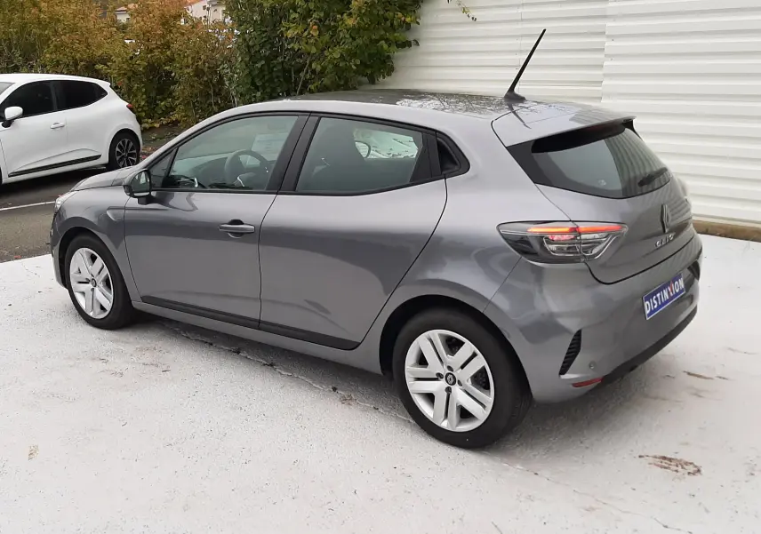 Renault Clio V E-Tech Full Hybrid gris schiste vue 3/4 arrière droit sur parking extérieur.