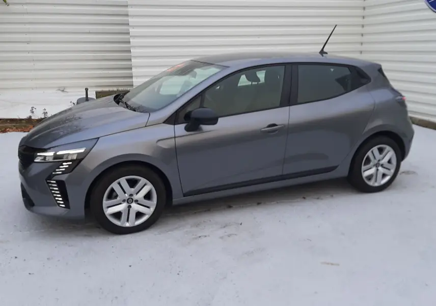 Profil côté gauche d'une Renault Clio V E-Tech Full Hybrid 145 Evolution gris schiste, avec feux LED distinctifs avant.