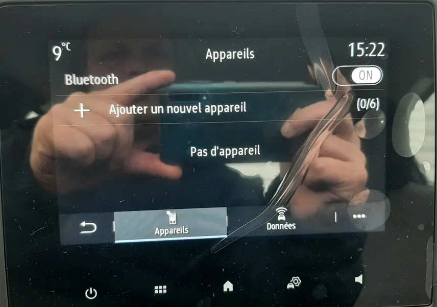 Écran tactile central de la Renault Clio V gris schiste, affichant le menu Bluetooth pour ajouter un appareil.