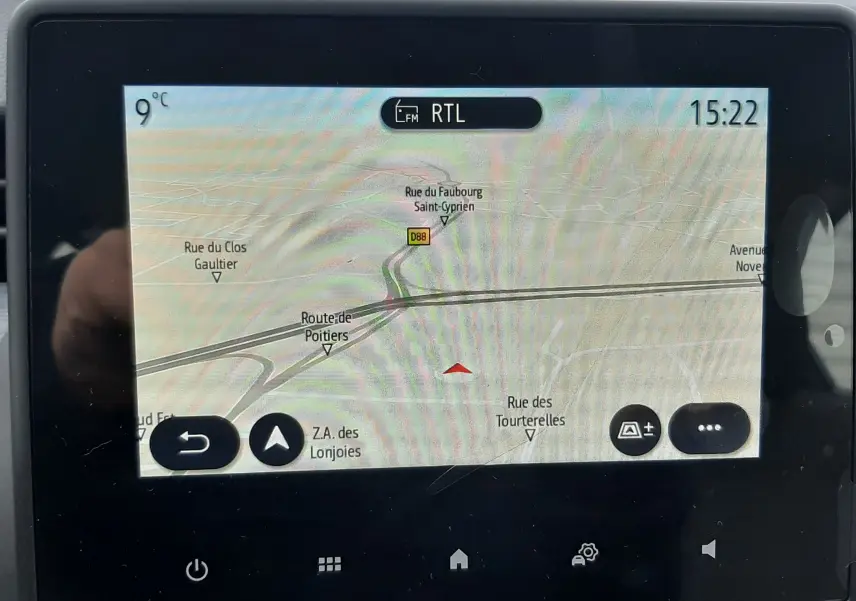 Écran tactile du système de navigation de la Renault Clio V gris schiste, affichant une carte routière et l'heure 15:22.
