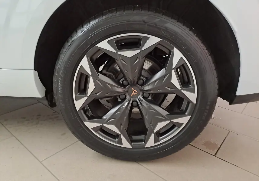 Gros plan sur la jante 19'' Cosmic usinée noire et argentée du CUPRA TERRAMAR Blanc Nevada, côté arrière droit.