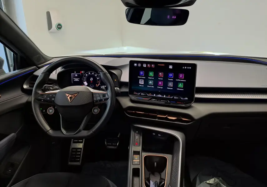 Vue intérieure frontale du poste de conduite de la CUPRA TERRAMAR 2025 avec écran tactile et volant multifonction.