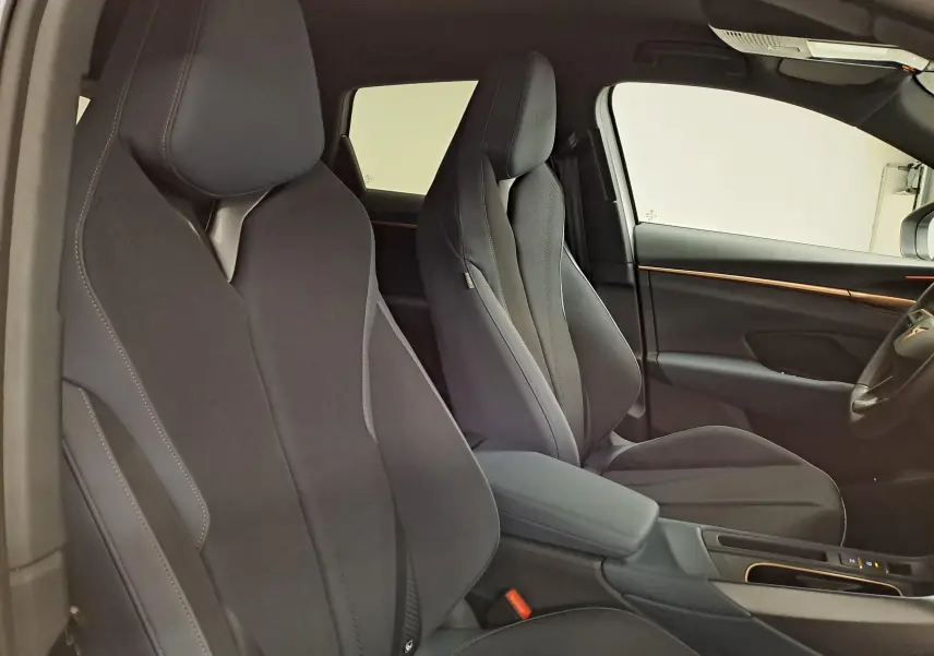 Vue intérieure côté gauche des sièges avant noirs avec surpiqûres et détails modernes du CUPRA TERRAMAR 2025.