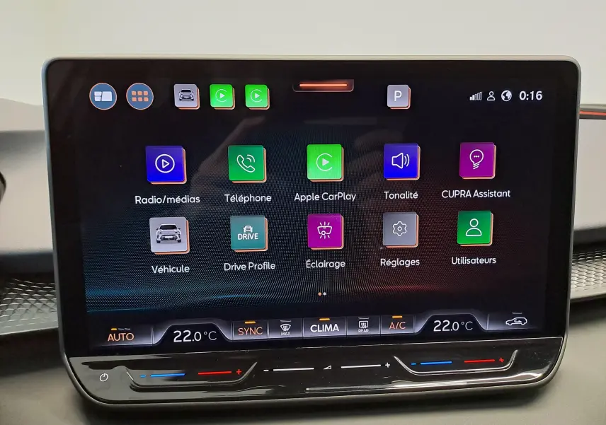 Écran tactile central du CUPRA TERRAMAR blanc Nevada, affichant les options multimédias et climatisation à 22°C.