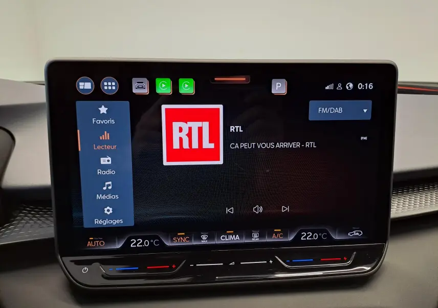 Écran tactile central de la CUPRA TERRAMAR 2025 affichant la radio RTL, avec commandes climatisation à 22°C visibles en bas.