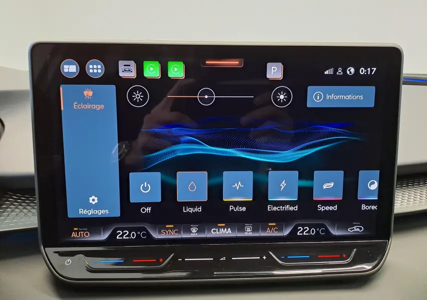 Écran tactile central du tableau de bord de la CUPRA TERRAMAR 2025 affichant les réglages d’éclairage et de climatisation.