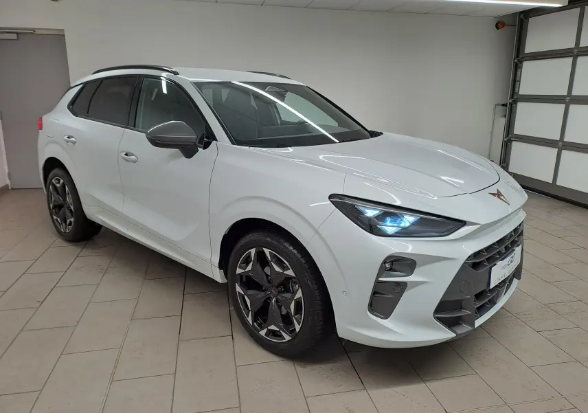 Vue 3/4 avant droite du CUPRA TERRAMAR blanc Nevada avec jantes 19'' Cosmic usinées et feux LED allumés.