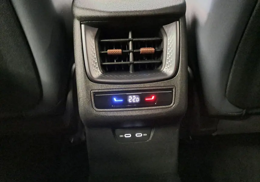 Vue rapprochée de la console arrière du CUPRA TERRAMAR 2025 avec réglage de climatisation à 22°C et ports USB.