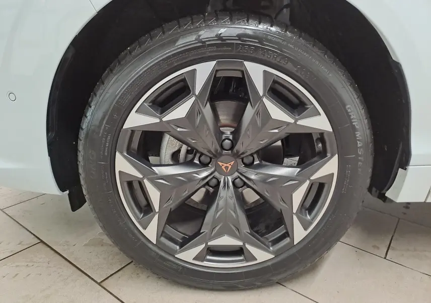 Gros plan sur la jante 19'' Cosmic usinée du CUPRA TERRAMAR blanc Nevada, mettant en valeur son design géométrique distinctif.