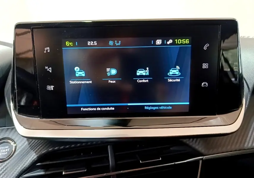 Écran tactile central du tableau de bord de la Peugeot 208 électrique Active Business 2021 affichant les options de conduite.
