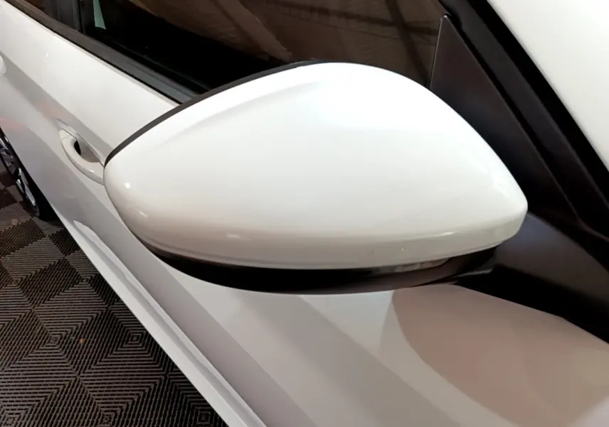 Rétroviseur droit blanc de la Peugeot 208 Electrique Active Business 2021, vue rapprochée côté conducteur.