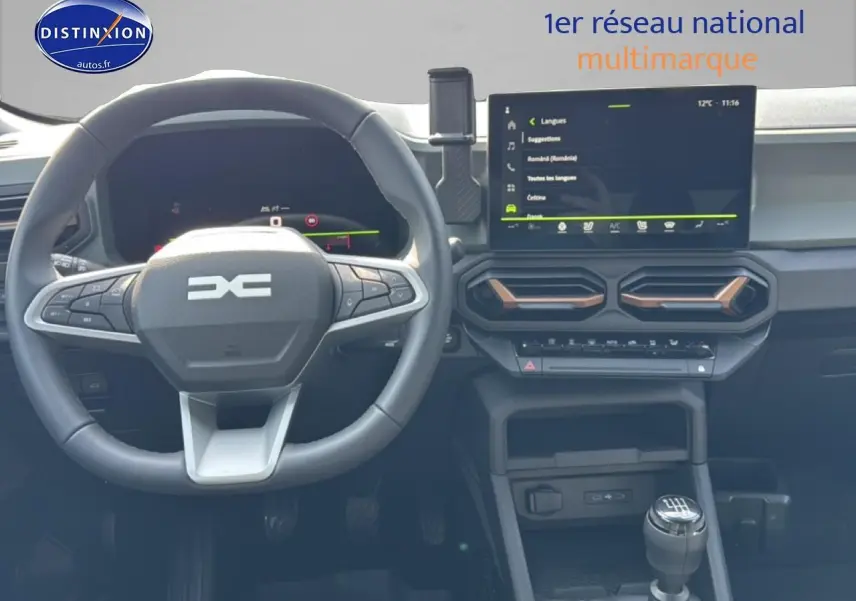 Vue intérieure frontale du tableau de bord gris et noir du Dacia Bigster 2026 avec volant multifonction et écran tactile central.