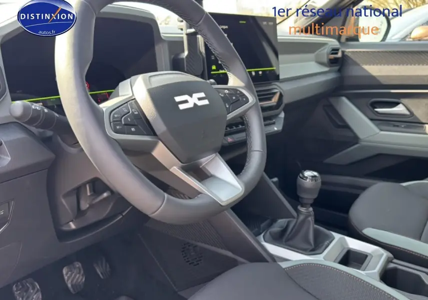 Vue intérieure côté conducteur du Dacia Bigster 2026 gris schiste, volant multifonction et boîte manuelle visibles.
