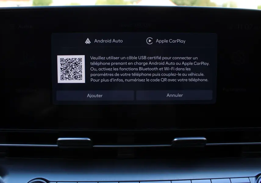 Écran central tactile affichant la connexion Android Auto et Apple CarPlay dans un Hyundai Kona 2024.