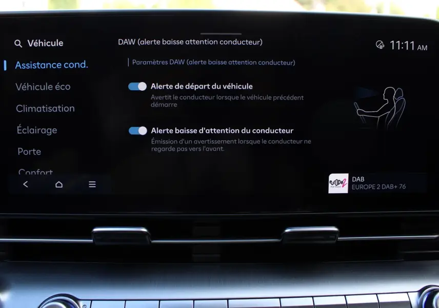 Écran tactile intérieur du Hyundai Kona 2024 affichant les alertes d’attention conducteur, avec finition noire moderne.