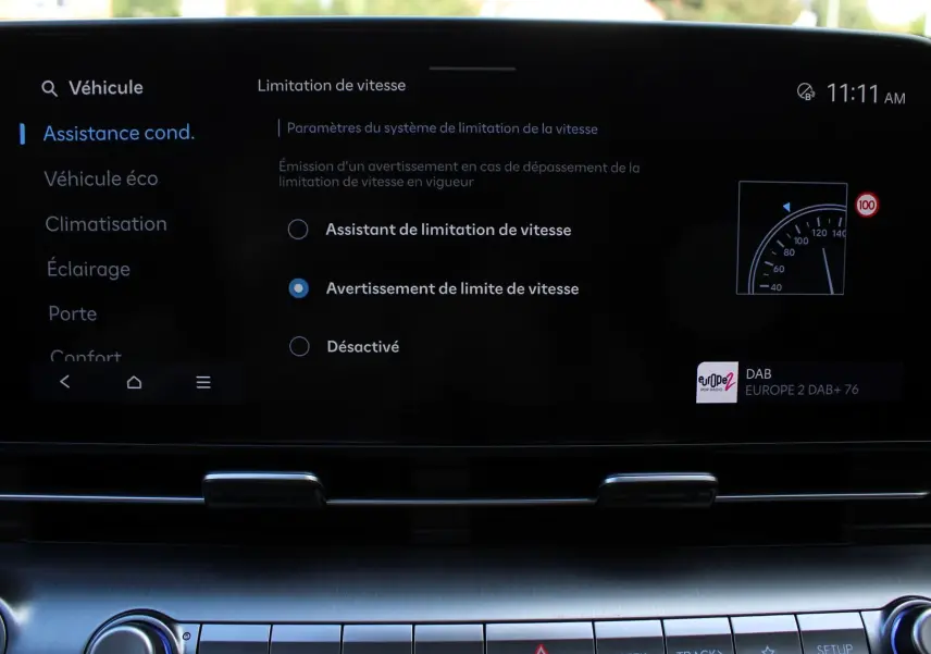 Écran central du Hyundai Kona 2024 affichant les options d'assistance à la limitation de vitesse, intérieur noir.