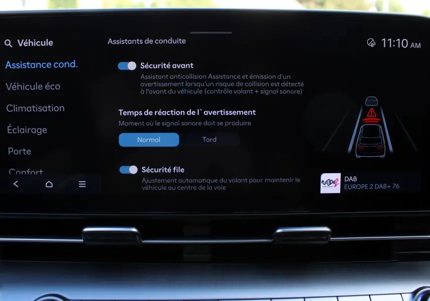 Écran tactile intérieur du Hyundai Kona 2024 affichant les options d'assistance à la conduite et sécurité active.