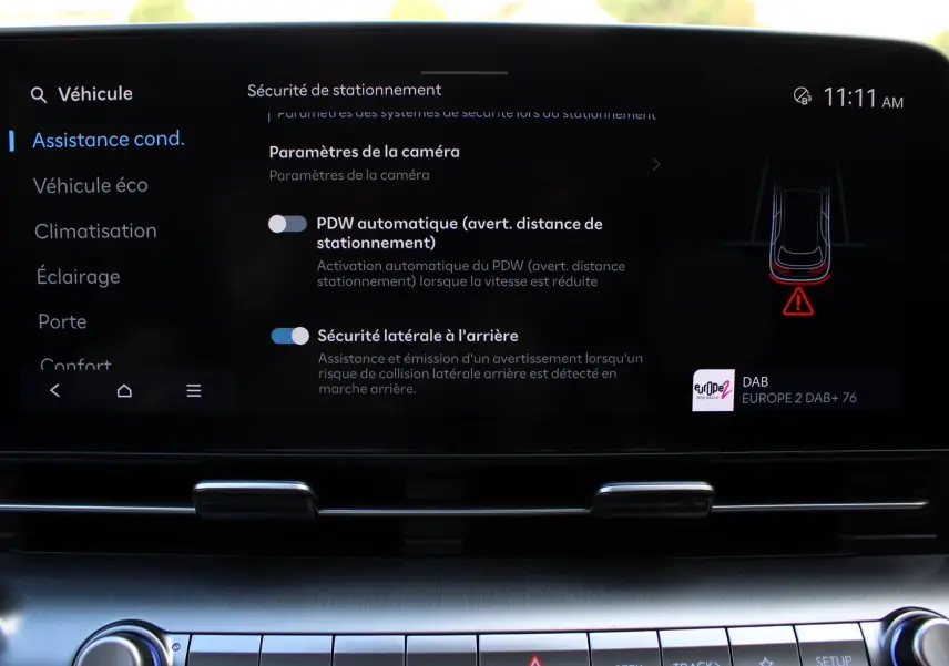 Écran tactile intérieur du Hyundai Kona 2024 affichant les réglages d'assistance à la conduite en mode nuit.