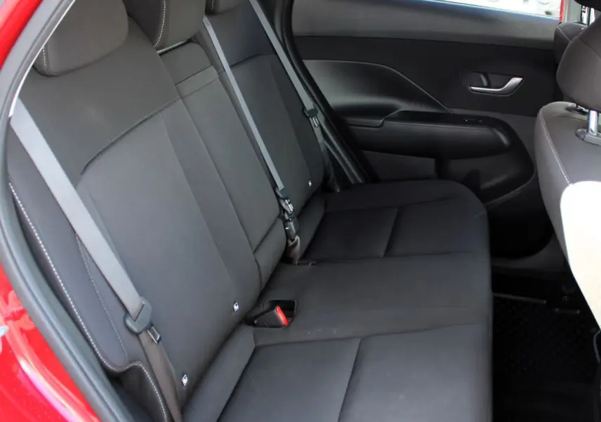 Vue intérieure côté droit des sièges arrière noirs en tissu du Hyundai Kona rouge Ultimate Metal 2024.