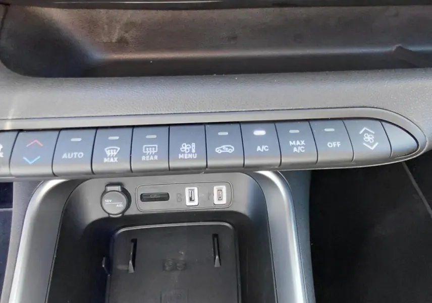 Vue rapprochée de la console centrale du Jeep Avenger 2025, montrant les commandes climatisation et ports USB.